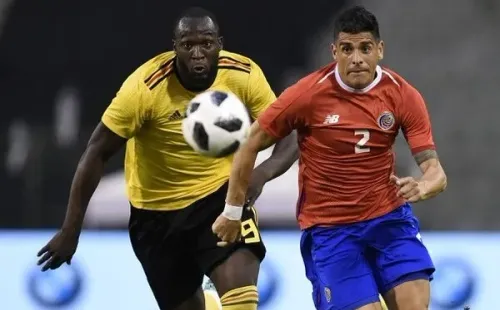 Jhonny Acosta peleando un balón con Romelu Lukaku, en un partido amistoso previo a Rusia 2018.
