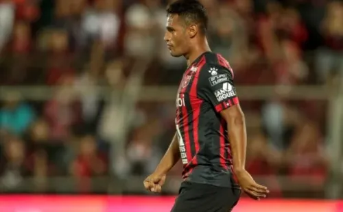 Alex López, volante armador del Alajuelense.