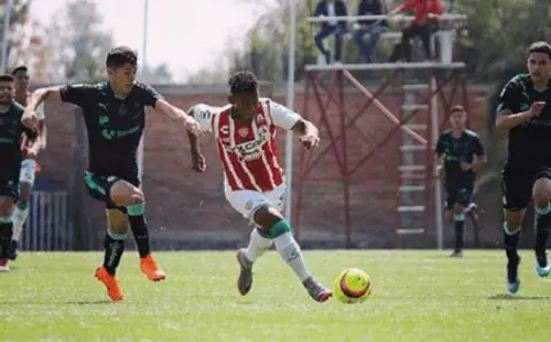 Obregón también militó en las reservas del Necaxa mexicano.
