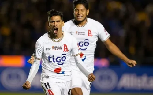Juan Portillo, anotador de doblete contra Tigres en el Volcán.
