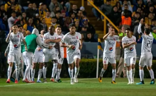 Alianza festejando uno de sus goles en suelo mexicano.