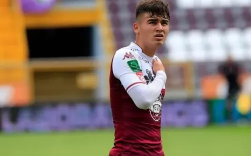 Manfred Ugalde, atacante tico de 17 años.