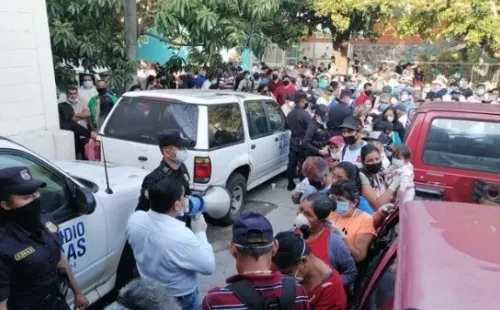 Oficinas del CENADE abarrotadas para reclamar los 300 dólares prometidos por el gobierno.