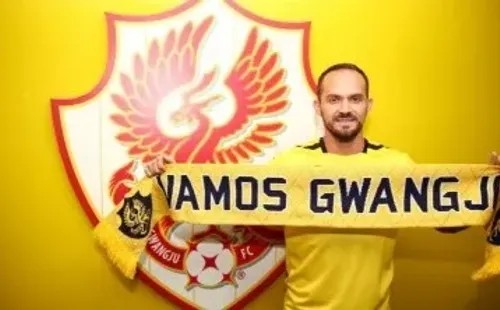Marco Ureña en su presentación oficial en el Gwangju FC