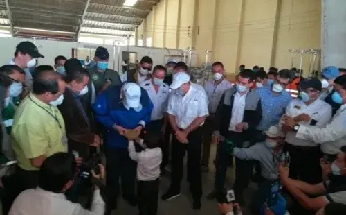 Giammatei recibió un regalo que lo hizo emocionar (Foto:Leonel Rodas)