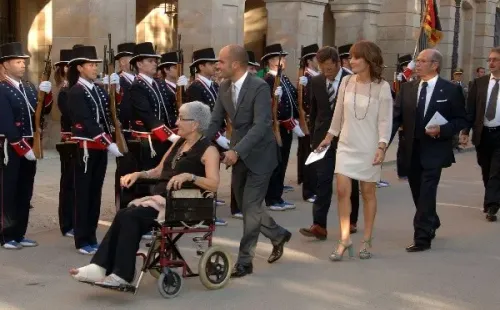 Toda la familia Guardiola ingresando al Parlamento catalán el día que Pep recibió una distinción. (Fuente: Getty)