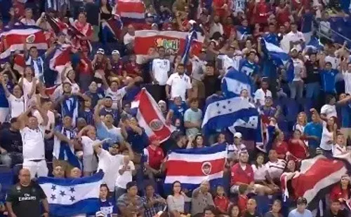 Fanáticos ticos y catrachos en el video.