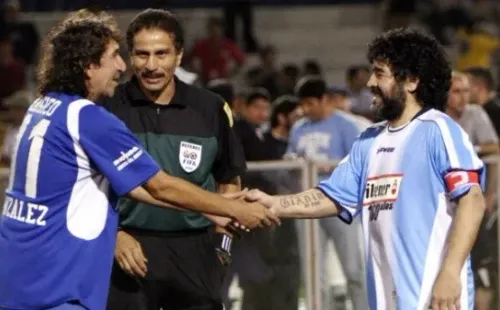 El “Mágico” González junto a Diego Maradona. Los regates sobran ahí.