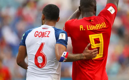 Gabriel Gómez retiene a Romelu Lukaku, en Rusia 2018 (Foto:Matthew Ashton)