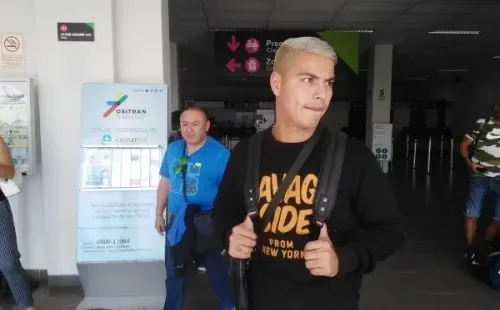 El día que Kevin arribó a Perú para firmar con su nuevo equipo.