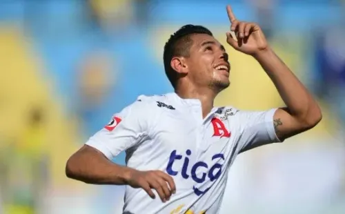 El defensor es muy querido en el Alianza, pero decidió avanzar en su carrera.