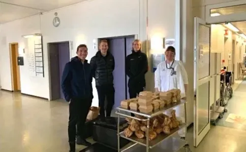Pablo (primero de izq. a der.) junto a sus compañeros del KR en donación de 48 refrigerios para el Hospital Nacional. Foto: EDH/Cortesía de Punyed