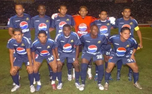 Arriba a la izquierda, Víctor “Muma” Bernárdez y Osman Chávez en el Motagua