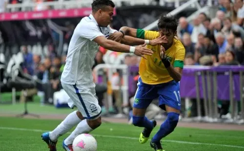 Mario marcando a Neymar en aquel partido frente a Brasil.