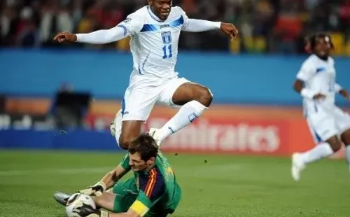 Iker Casillas aplaca el embate de David Suazo en Sudáfrica 2010