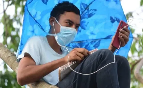 Alexander, el estudiante salvadoreño que se viralizó por estudiar desde un arbol para conseguir señal de internet.