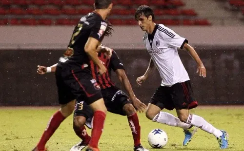 Cuando Bryan jugó un amistoso contra el Alajuelense, cuando jugaba en el Fulham.