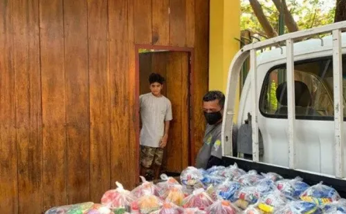 Yonathan recibe las donaciones que entregará a su vecindario.