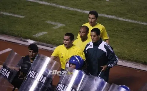 Así tuvo que salir Chiquimarco del estadio de Honduras.