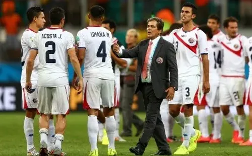 Pinto junto a varios de sus dirigidos en Brasil 2014