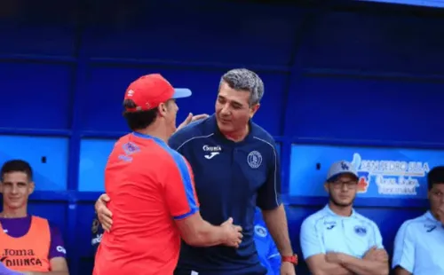 Los directores técnicos en uno de los tantos cruces entre Motagua y Olimpia.