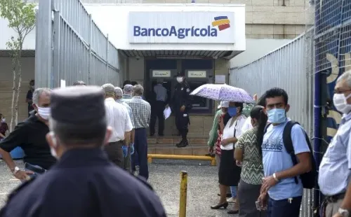 La gente hace cola para ingresar a los bancos del país.