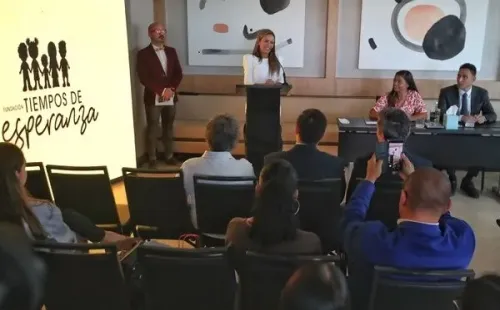 La esposa de Keylor da una charla en la presentación de la fundación.