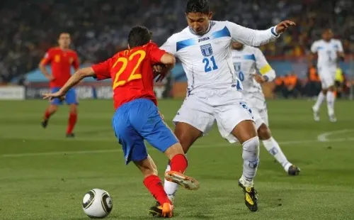 Izaguirre defendiendo los colores de Honduras en Sudáfrica 2010 frente a España.