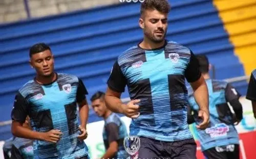 Aldo Magaña de Grecia, uno de los extranjeros que no pueden volver