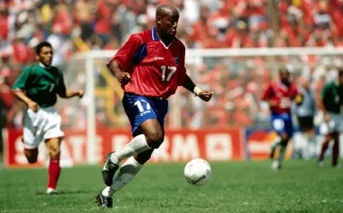 Medford defendiendo la camiseta de Costa Rica en el Mundial 2002.