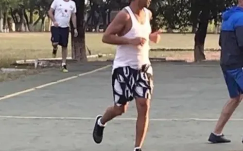 El ídolo jugó al fútbol mientras estaba en la cárcel.