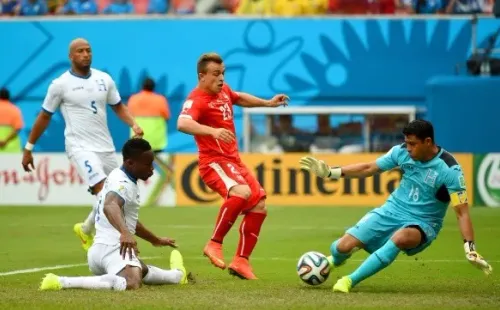 El golero le tapa un mano a mano aXherdan Shaqiri, actual futbolista del Liverpool.