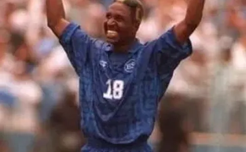 El brasileño con la camisa de El Salvador.