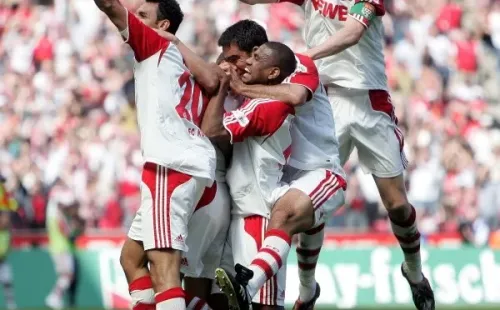 Maynor festeja el ascenso junto a sus compañeros.
