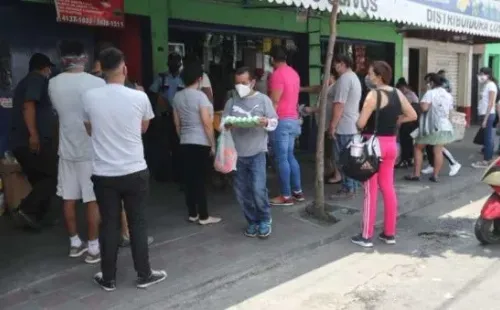 La gente se acumula en las puertas de las tiendas.