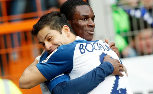 El costarricense festeja uno de los goles junto a Jordi Osei-Tutu.