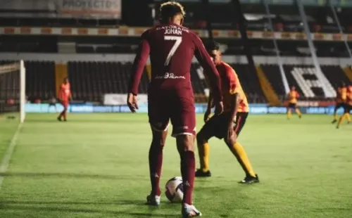 Johan Venegas lleva la pelota (Foto: Saprissa)