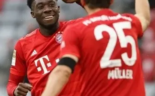 Alphonso Davies y Thomas Muller (A. Hassenstein)