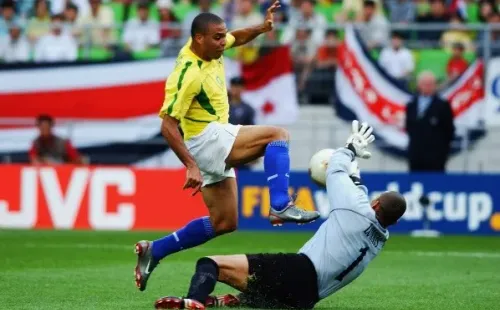 Erick Lonnis le tapa un remate a Ronaldo en 2002 (Foto: Shaun Botterill)