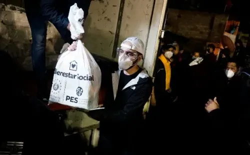 Nayib Bukele haciendo entrega de bolsas de comida a los afectados por la tormenta tropical Amanda (Foto: Guillermo Martínez)