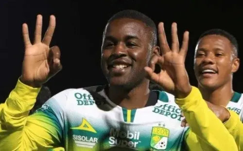 Joel Campbell con el León