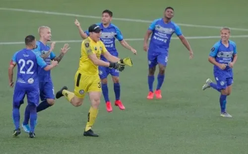 Minor Álvarez festejando su golazo con sus compañeros (TipsFemeninos)