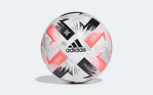 'Captain Tsubasa', la pelota oficial para Tokio 2020 (Foto: Footyheadlines).