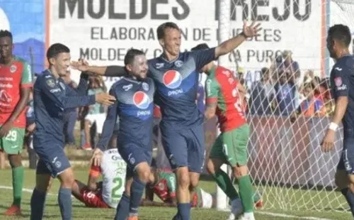 Gonzalo Klusener celebrando el gol junto a sus compañeros. (Sportiva)