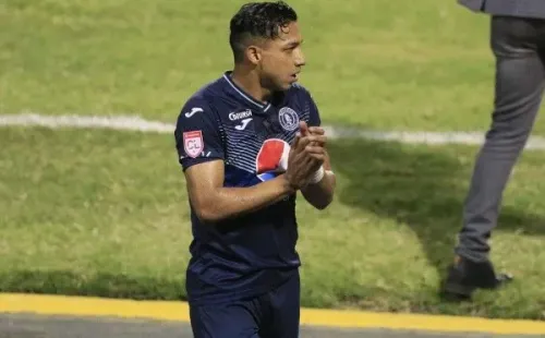 Emilio Izaguirre defendiendo la camisa del Motagua en la Liga Concacaf. (Diez)