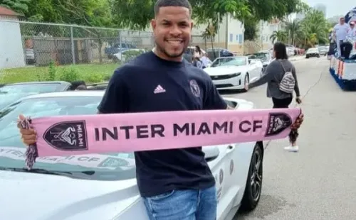 Roman Torres posando como nuevo jugador de Inter Miami (Foto: Día a Día)