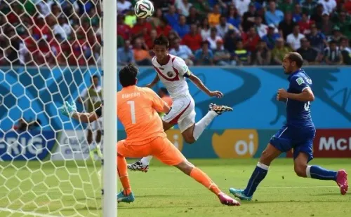Bryan Ruiz anotando el gol de la clasificación contra Italia en Brasil 2014 (foto – getty).