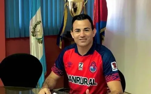Marco Pappa firmando con Municipal (Foto: Guatefutbol)
