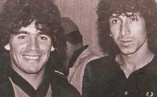 Diego Maradona con Mágico González.