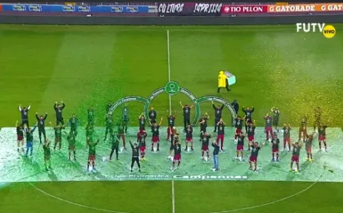 Los futbolistas del Saprissa tuvieron que celebrar con distanciamiento. (FUTV)